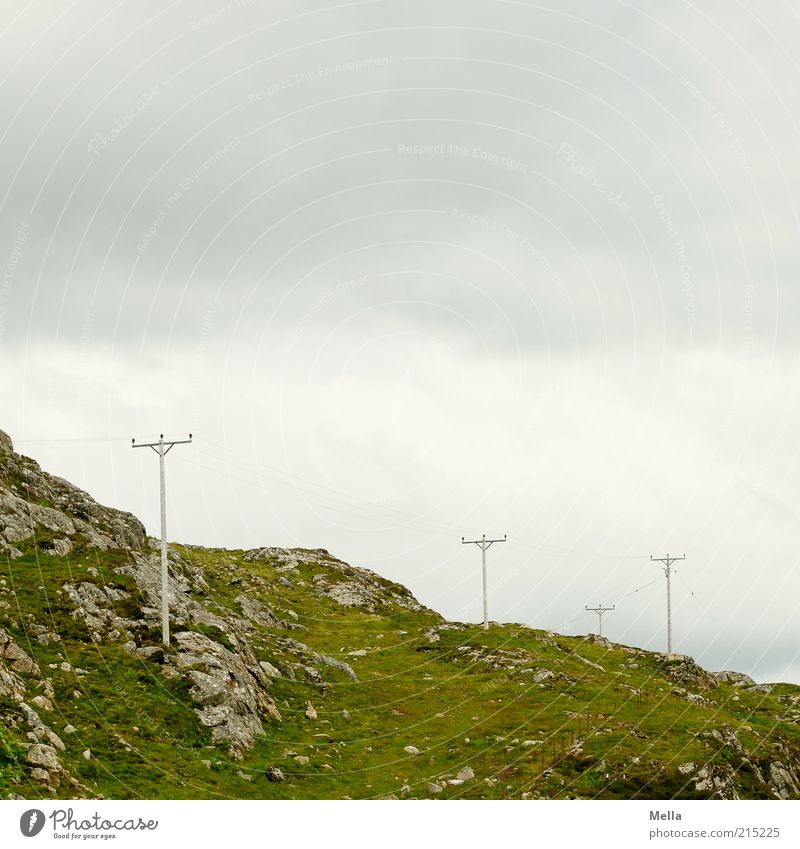 Zivilisation Energiewirtschaft Strommast Leitung Umwelt Natur Landschaft Urelemente Erde Himmel Hügel Felsen einfach grau grün Einsamkeit Netzwerk Elektrizität