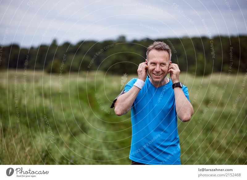 Mann, der Musik beim draußen gehen hört Glück Gesicht Erholung Entertainment Telefon Technik & Technologie Erwachsene Landschaft Vollbart hören Lächeln