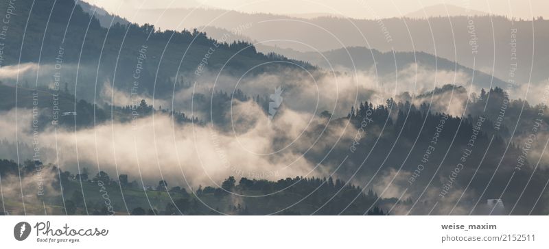 Nebelwolken nach Regen. Misty Dorf am Pass Panorama schön Ferien & Urlaub & Reisen Sommer Berge u. Gebirge Tapete Natur Landschaft Wolken Herbst Unwetter Baum