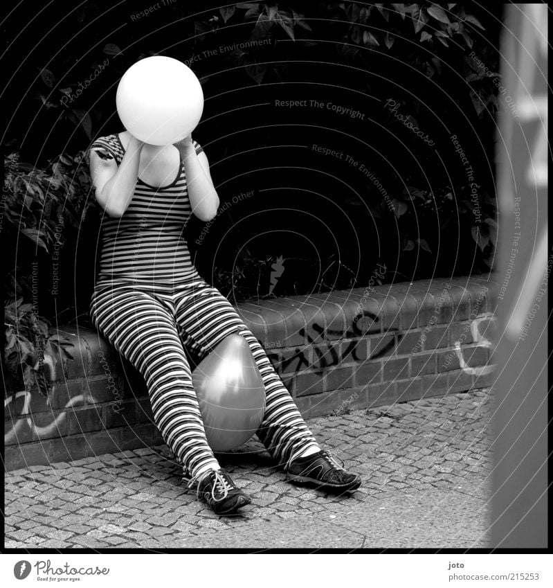 ? ? ? feminin Künstler Zirkus Bürgersteig lustig verrückt Luftballon anonym verstecken blasen gestreift sitzen Slapstick Kugel gesichtslos trashig Streetlife