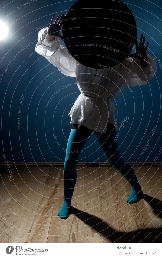 • Mensch 1 anonym verdeckt Datenschutz blau Hemd Tanztheater außergewöhnlich seltsam Farbfoto Innenaufnahme Ganzkörperaufnahme Gegenlicht Schatten festhalten