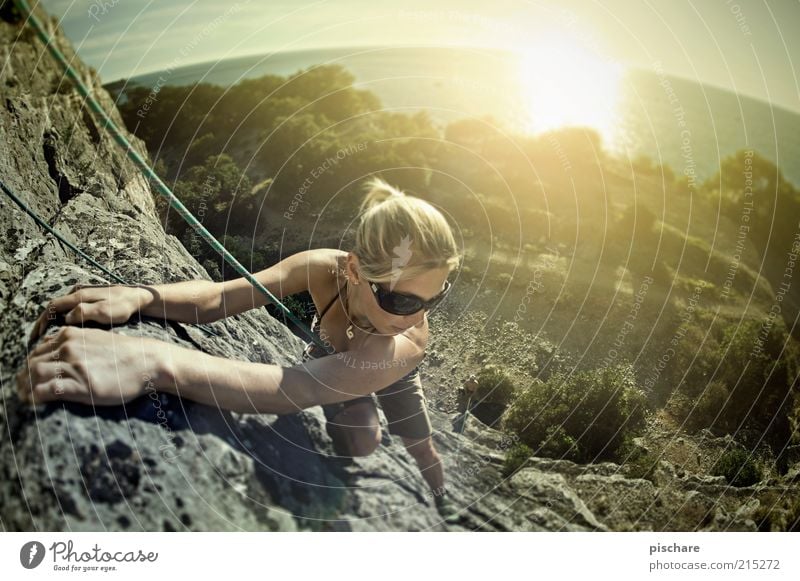 tough princess Freizeit & Hobby Sport Klettern Bergsteigen feminin Junge Frau Jugendliche Natur Himmel Sonne Sonnenlicht Sommer Schönes Wetter Felsen Küste Meer