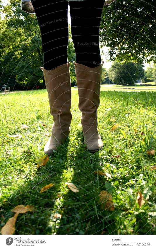Sunblocker Beine Fuß 1 Mensch Sommer Park Wiese stehen selbstbewußt ruhig Freizeit & Hobby Stiefel Strumpfhose Sonnenlicht grün Gegenlicht mehrfarbig