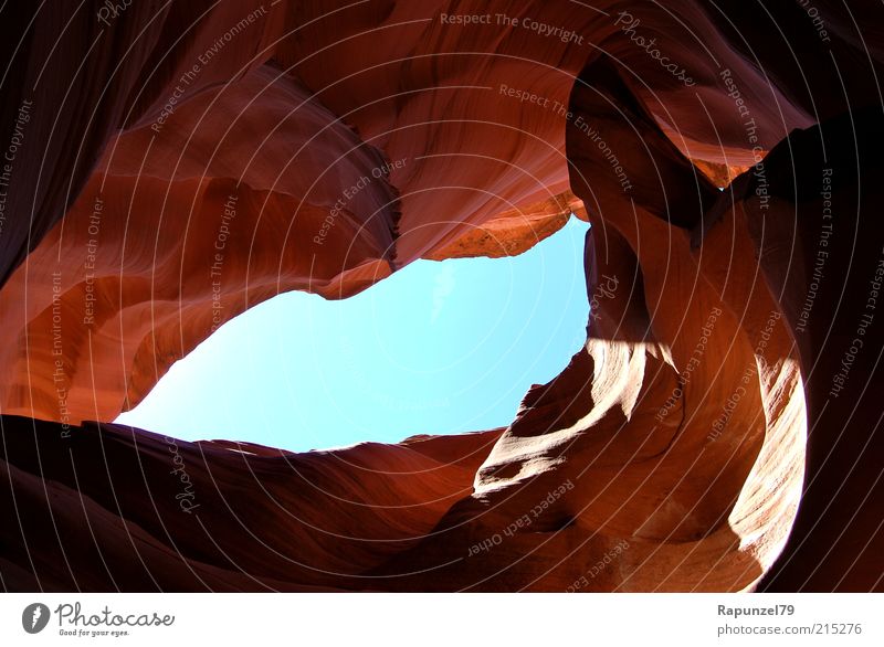 Lichtblick Natur Himmel Felsen Schlucht blau braun Farbfoto Außenaufnahme Tag Schatten Froschperspektive Antelope Canyon Durchblick ästhetisch Höhle Sandstein