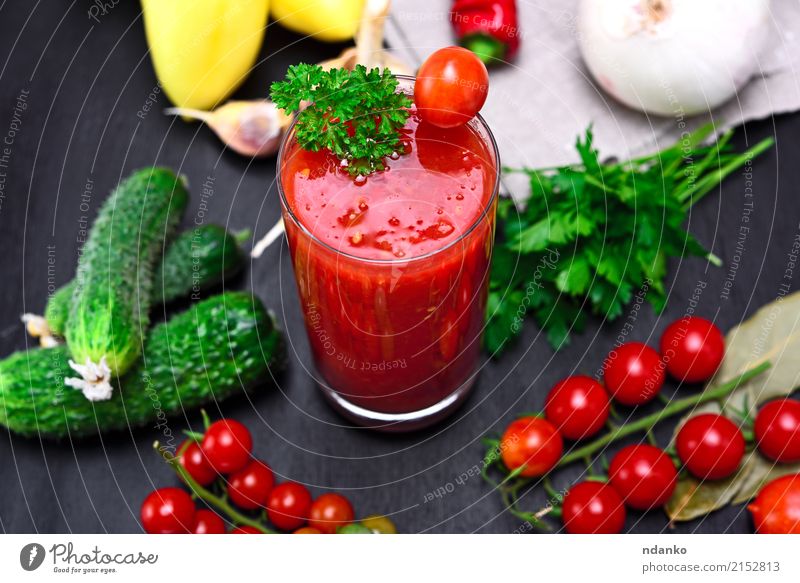 Glas frisch gepresster Tomatensaft Gemüse Kräuter & Gewürze Vegetarische Ernährung Diät Erfrischungsgetränk Saft Küche Holz oben grün rot schwarz Kirsche