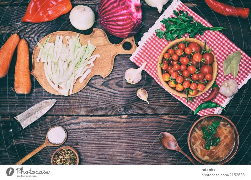 Platte mit Borschtsch und Essen zum Kochen Gemüse Suppe Eintopf Kräuter & Gewürze Ernährung Mittagessen Abendessen Vegetarische Ernährung Teller