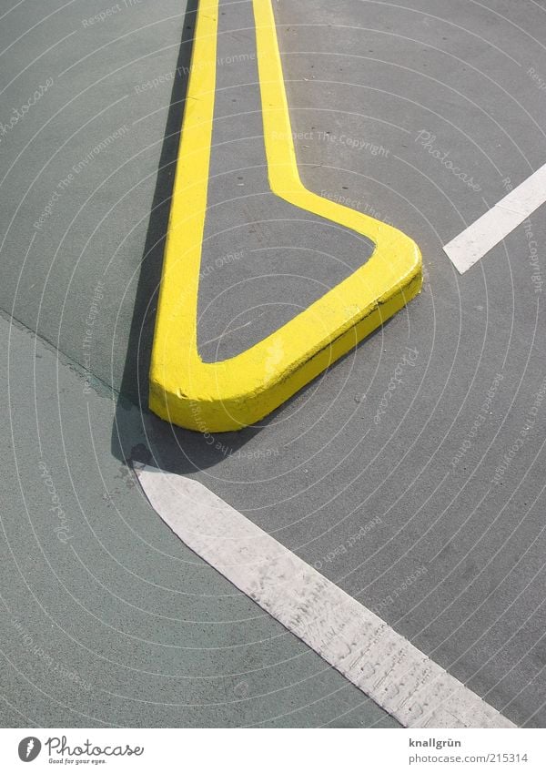 Gut in Form Architektur Zeichen Schilder & Markierungen gelb grau weiß Sicherheit Parkhausdach Grenze Asphalt Fahrbahnmarkierung Verkehrsinsel