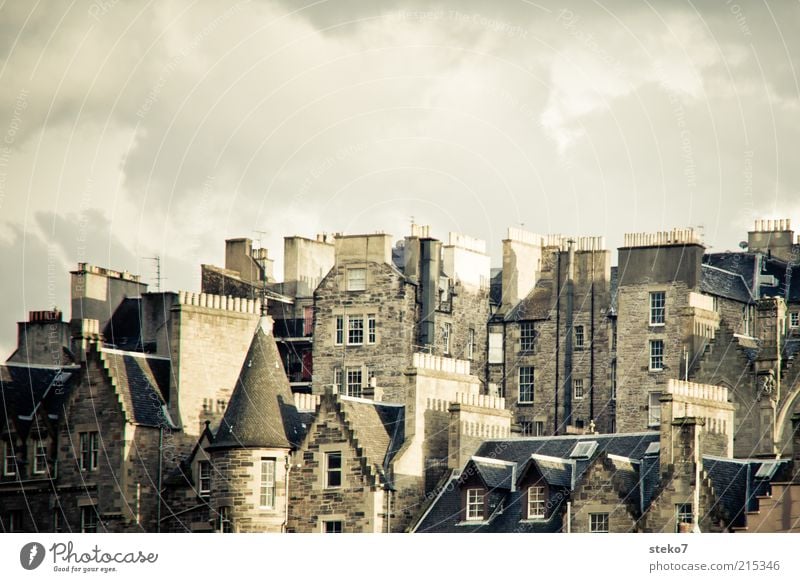 Traumberuf: Schornsteinfeger Altstadt Haus Dach alt nah retro Stadt Penthouse Edinburgh eng Nachbar Gedeckte Farben Außenaufnahme Menschenleer Textfreiraum oben