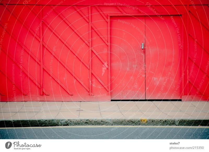 Red Door Tür entdecken Verbote Versteck Baustelle Barriere rot Holzwand Farbfoto Außenaufnahme Menschenleer Textfreiraum links Textfreiraum unten