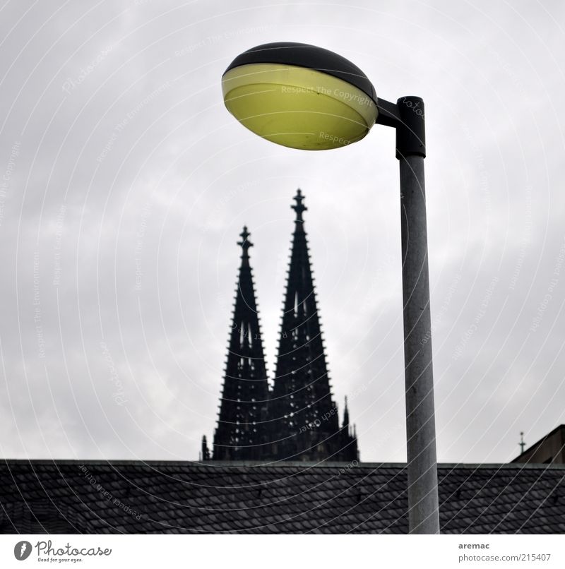 Dom mit Beleuchtung Köln Deutschland Europa Menschenleer Haus Kirche Bauwerk Gebäude Architektur Dach Sehenswürdigkeit Wahrzeichen alt gelb grau Laterne