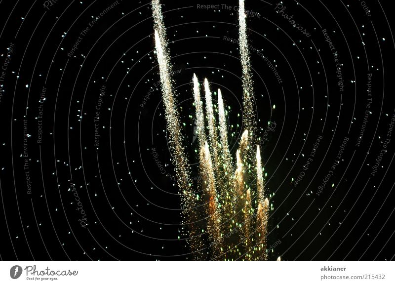 *50* Feuerwerk Nachtleben Veranstaltung dunkel schwarz weiß Stern Sternenhimmel Farbfoto Gedeckte Farben Außenaufnahme Menschenleer Licht Lichterscheinung