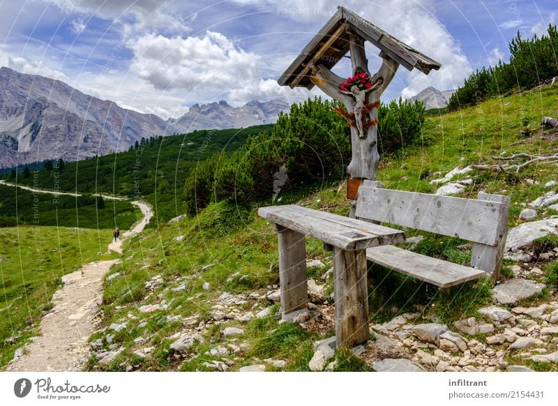 Dolomiten - Höhenweg 1 Ferien & Urlaub & Reisen Ferne Freiheit Berge u. Gebirge wandern Landschaft Wiese Hügel Felsen Alpen Bank Kruzifix blau grau grün