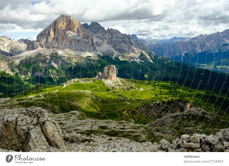 Dolomiten - Blick auf Cinque Torri und Tofana di Rozes Abenteuer Ferne Berge u. Gebirge wandern Landschaft Wald Hügel Felsen Alpen Gipfel