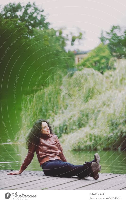 #A# Walk In The Park III Kunst ästhetisch sitzen Frau Erholung Außenaufnahme Junge Frau grün Steg See Idylle Lederjacke Mode Model Farbfoto mehrfarbig