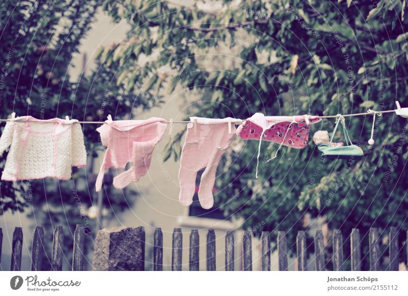 Wäscheleine für Babys Mode Bekleidung T-Shirt Hose trendy Babywäsche rosa violett Kinderwunsch Kindererziehung Kindergeburtstag Hochzeit Hochzeitstisch