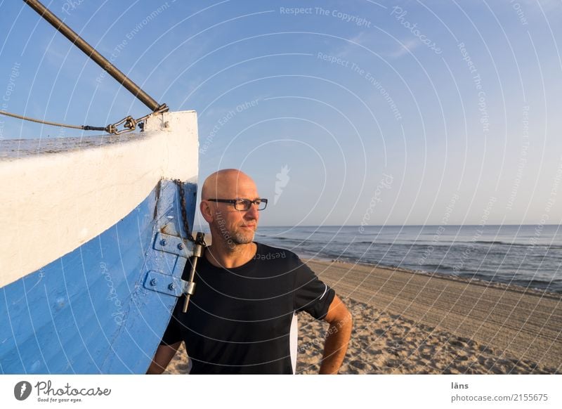 Weg sein - hier sein Mann maritim Wasserfahrzeug Strand Sand Meer Ostsee Himmel Ferne Horizont