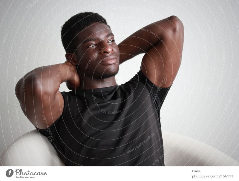 Kekeli Sessel maskulin Mann Erwachsene 1 Mensch T-Shirt schwarzhaarig kurzhaarig beobachten Denken festhalten Blick träumen warten sportlich muskulös schön
