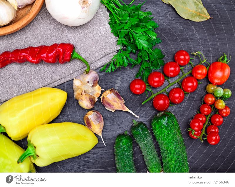 Frische Tomaten, Gurken und Pfeffer Lebensmittel Gemüse Kräuter & Gewürze Küche Holz Essen grün rot schwarz Kirsche Paprika altehrwürdig Hintergrund Zutaten