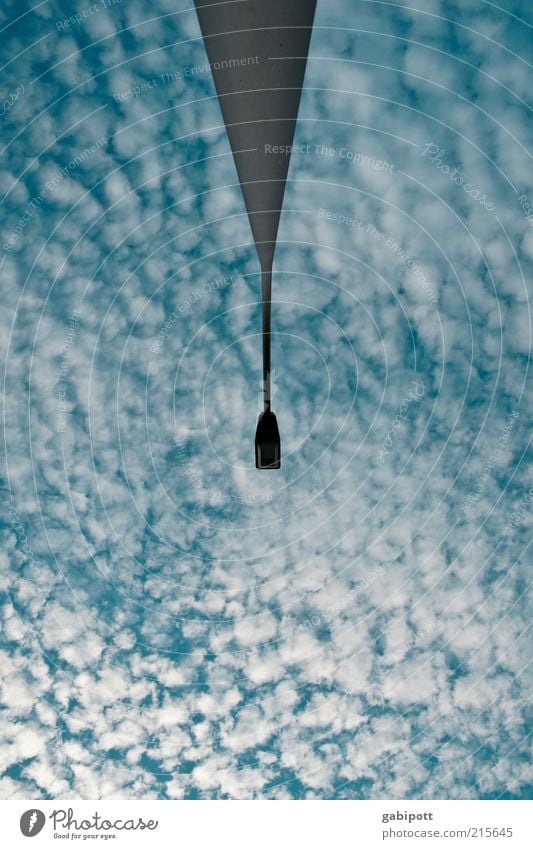 wolkig Umwelt Himmel Wolken Wetter außergewöhnlich blau Surrealismus Symmetrie Laterne Laternenpfahl Gedeckte Farben Außenaufnahme Menschenleer Tag