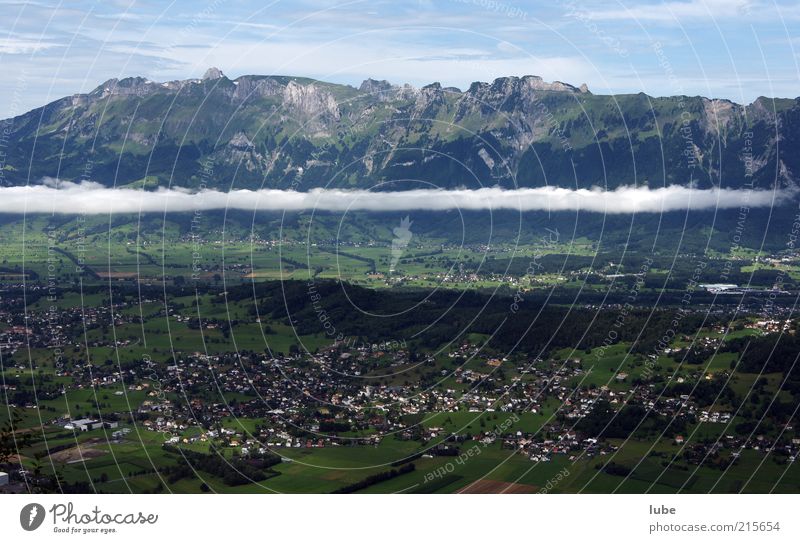 Wolkenreste über Liechtenstein Sommer Berge u. Gebirge Natur Landschaft Klima Wetter Felsen Alpen Gipfel Dorf überbevölkert Haus Umwelt häusermeer Wohnsiedlung