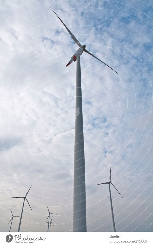Windräder Windkraftanlage blau Himmel Wolken Wolkenhimmel Rotor Generator Farbfoto Froschperspektive 6 hoch Menschenleer Stahlkonstruktion Außenaufnahme