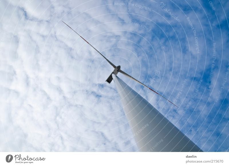 Windrad Windkraftanlage blau Himmel himmelblau Wolken Wolkenhimmel Generator Rotor Energiewirtschaft Farbfoto Froschperspektive Menschenleer Außenaufnahme hoch