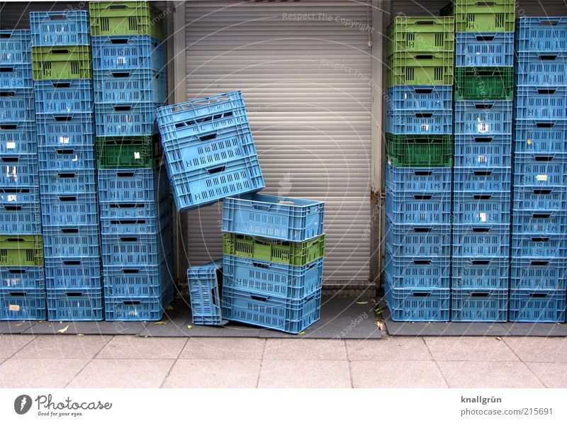 Konsum Tür Rollladen eckig hoch blau grau grün Ordnung Supermarkt Transportbox Plastikkorb Stapel Farbfoto Außenaufnahme Menschenleer Textfreiraum unten Tag