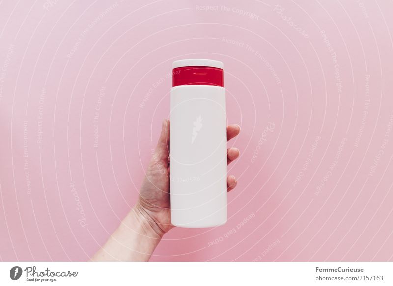 Plastik (03) Umwelt Körperpflege Kunststoff PE-Flaschen Behälter u. Gefäße Kosmetik Haarwaschmittel Hand Finger rosa haltend Verpackung Farbfoto Innenaufnahme