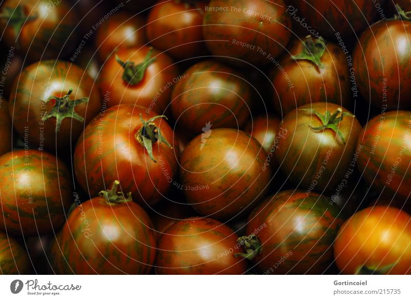 Schwarze Tomaten Lebensmittel Gemüse Ernährung Bioprodukte Vegetarische Ernährung schwarz Gesunde Ernährung Farbfoto Gedeckte Farben Reflexion & Spiegelung
