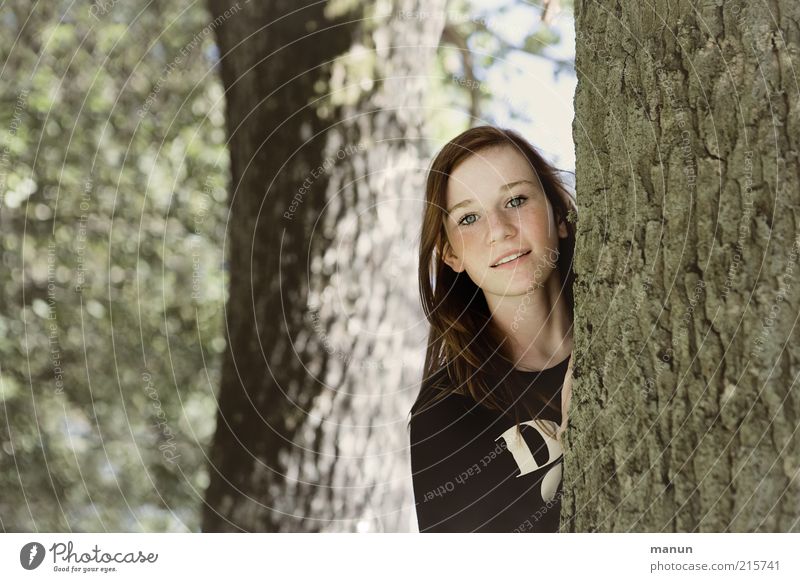 Waldmaus Junge Frau Jugendliche Kindheit Umwelt Natur Baum Baumstamm Baumrinde Holz beobachten Lächeln Blick Freundlichkeit Fröhlichkeit nachhaltig Neugier
