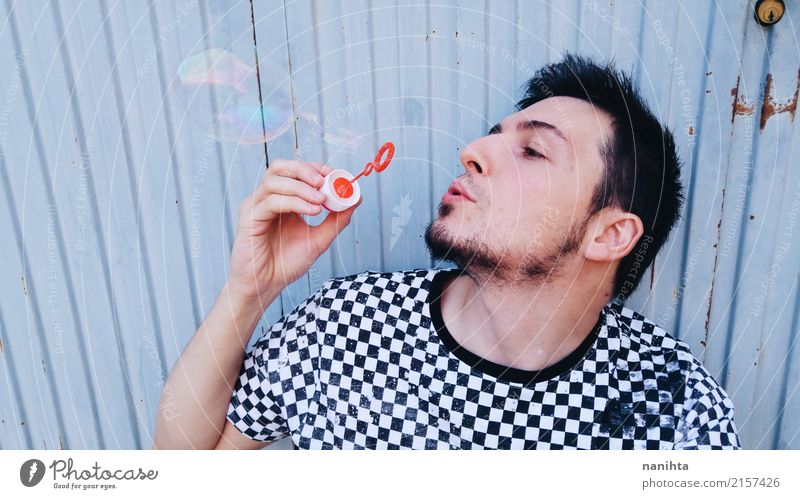 Junger Mann, der mit Seifenblasen spielt Lifestyle Stil Wellness Erholung Freizeit & Hobby Spielen Mensch maskulin Jugendliche 1 18-30 Jahre Erwachsene T-Shirt