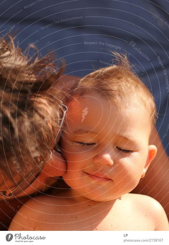 kleines glückliches Kind mit geschlossenen Augen, das von seinem Vater geküsst wird Lifestyle Freude schön Gesicht Ferien & Urlaub & Reisen Muttertag