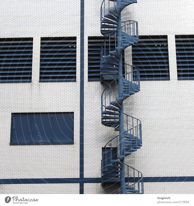 aufwärts Gebäude Treppe Fenster Wendeltreppe Wand Metall blau Ziel Farbfoto Gedeckte Farben Außenaufnahme Menschenleer Tag Fassade Fabrik