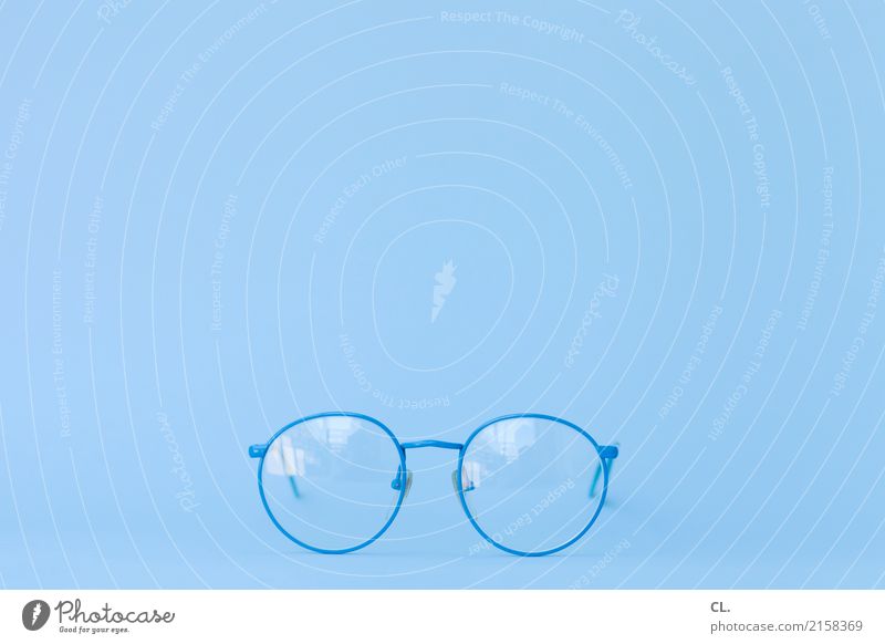 blaue brille Accessoire Brille beobachten Blick ästhetisch Design Gesundheitswesen Leichtigkeit Neugier Perspektive Präzision Brillenträger Optiker