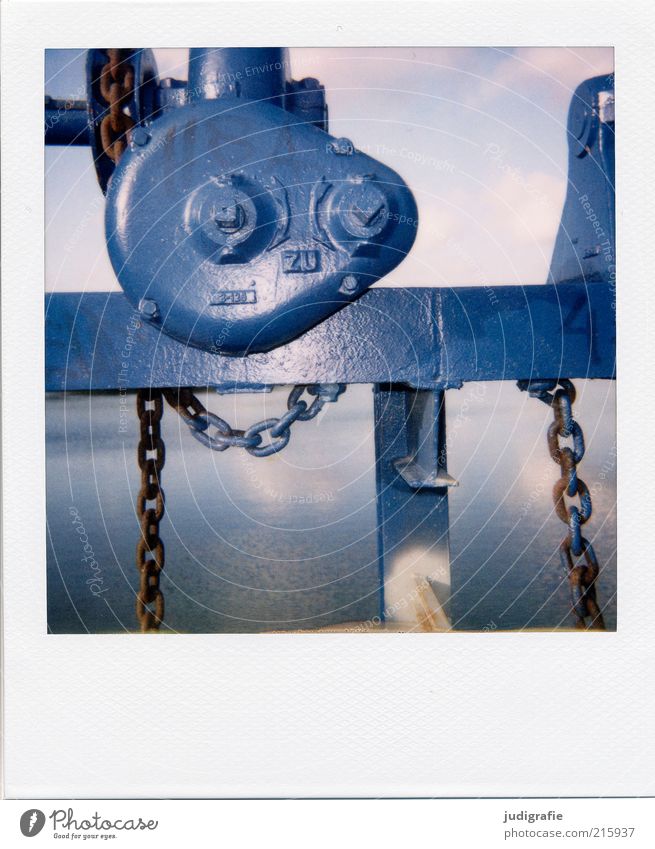 Südsee Maschine Getriebe Kette Technik & Technologie Umwelt Wasser See Metall Zeichen Schriftzeichen blau ruhig stagnierend Surrealismus Farbfoto Außenaufnahme