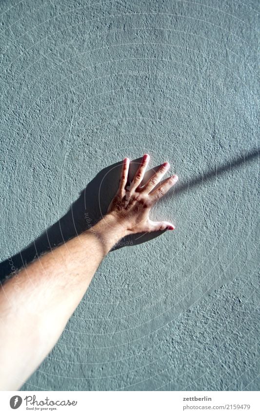 Linke Hand abstützen Arme Gleichgewicht Strebe Finger Halt Licht Mann Mensch Schatten Treppenhaus Unterarm Wand Textfreiraum