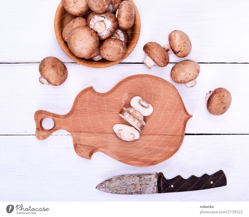 Frische Champignons Champignons Lebensmittel Gemüse Vegetarische Ernährung Schalen & Schüsseln Messer Küche Holz frisch braun weiß Pilz Holzplatte Top