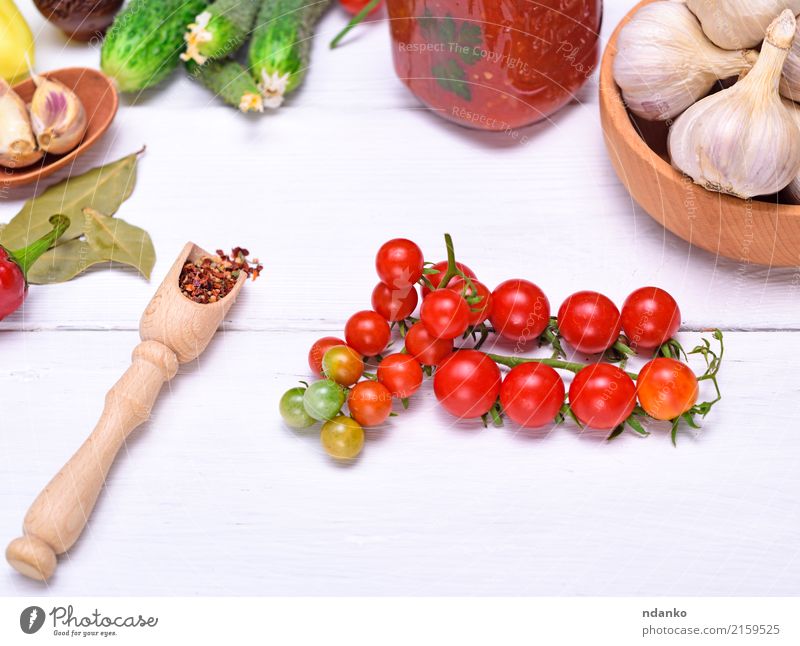 Rote Kirschtomaten Gemüse Kräuter & Gewürze Saft Schalen & Schüsseln Löffel Holz rot weiß Tomate Lebensmittel Hintergrund Knoblauch Salatgurke Salatbeilage