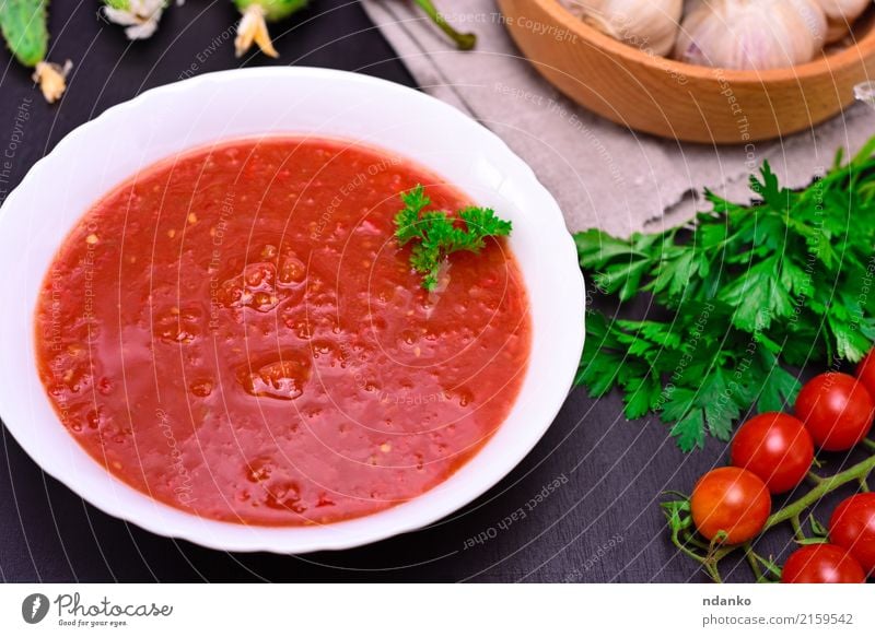 kalte Tomatensuppe Gazpacho Gemüse Suppe Eintopf Kräuter & Gewürze Ernährung Mittagessen Abendessen Vegetarische Ernährung Diät Teller Tisch Küche Holz dick