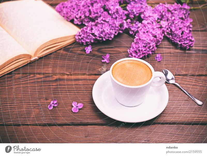 Espressokaffee in einer weißen Schale Frühstück Kaffee Löffel Tisch Restaurant Buch Blume Papier Blumenstrauß Holz frisch heiß oben retro schwarz Café trinken