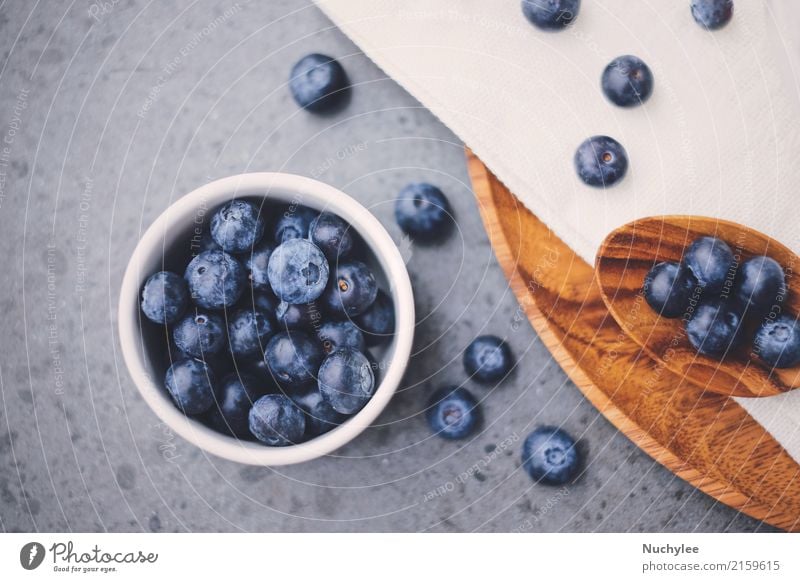 Draufsicht von organischen frischen Blaubeeren Frucht Ernährung Frühstück Bioprodukte Diät Schalen & Schüsseln Löffel Gesunde Ernährung Papier Holz lecker