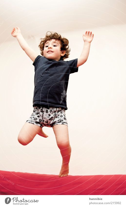JUMP! Mensch maskulin Kind Junge 1 3-8 Jahre Kindheit T-Shirt Unterwäsche Locken Gesundheit lustig wild blau rot weiß Fröhlichkeit Lebensfreude Freiheit Freude