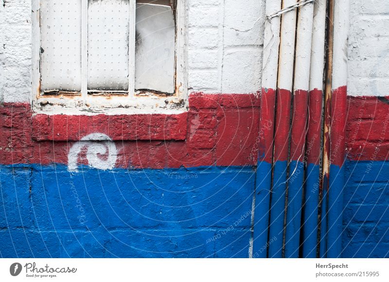 Patriotism in Soho Haus Mauer Wand Fenster blau rot weiß Farbe Backstein Rohrleitung Röhren Farbfoto Außenaufnahme Nahaufnahme Muster Strukturen & Formen