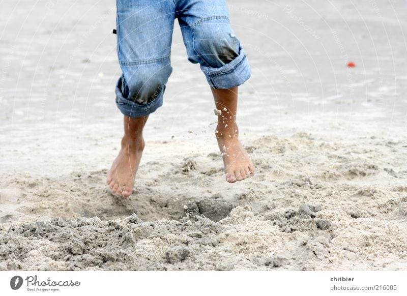 Endlich Ferien! Freiheit Strand Kind Beine Fuß Barfuß 1 Mensch Umwelt Sand Sommer Küste Kniepsand Jeanshose springen toben frei blau Lebensfreude lustig