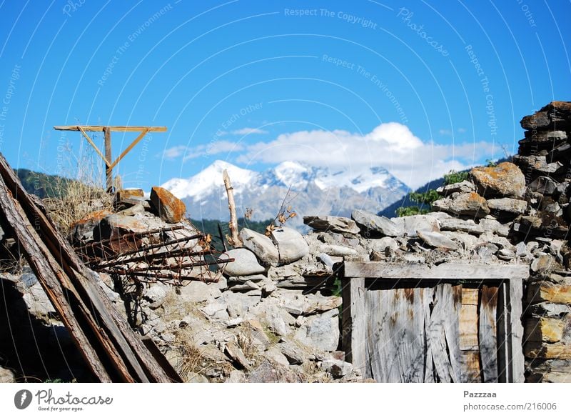 Ehemaliges Zimmer mit Aussicht Ferne Berge u. Gebirge Landschaft Luft Schönes Wetter Kaukasus Gipfel Schneebedeckte Gipfel Haus Ruine Mauer Wand Tür Stein alt