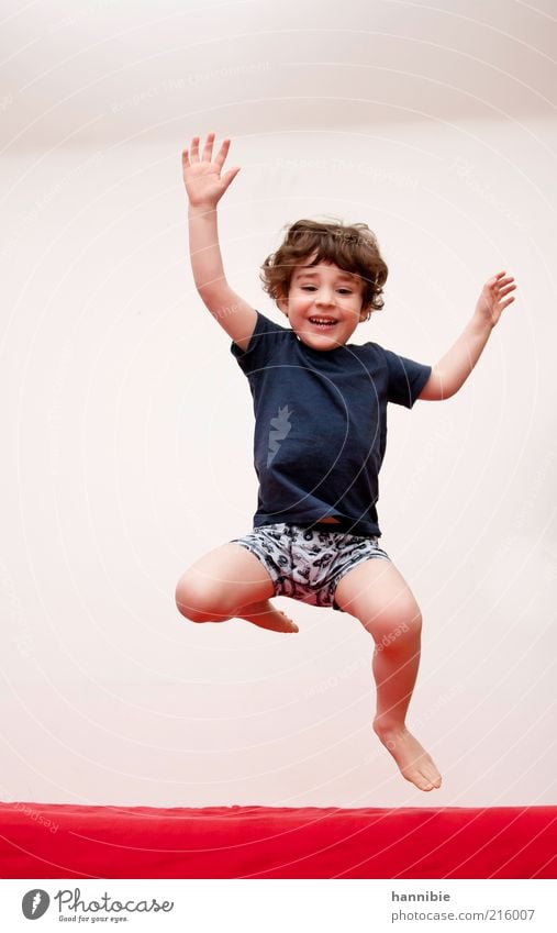 hü-hüpf Mensch maskulin Kind Junge 1 3-8 Jahre Kindheit T-Shirt Unterwäsche lachen Spielen springen Gesundheit Fröhlichkeit lustig blau rot weiß Lebensfreude