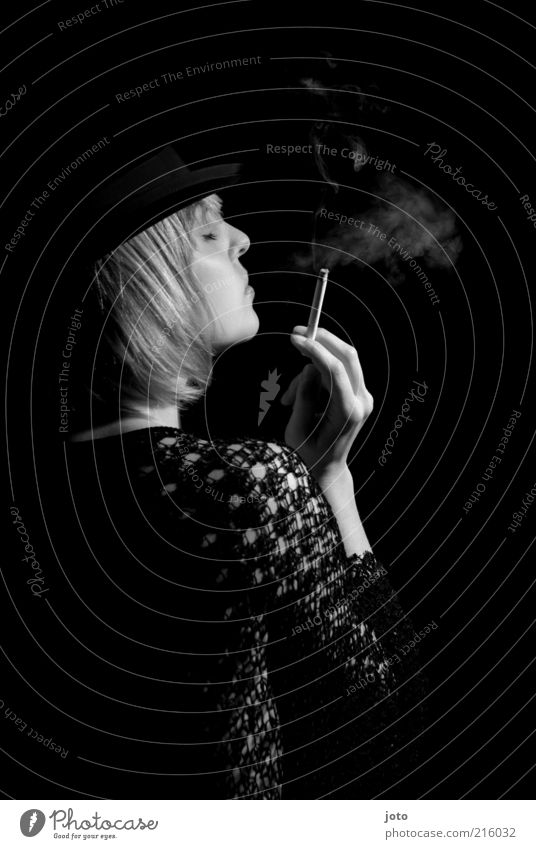 benebelte Sinne Frau Erwachsene Hut Rauchen ästhetisch elegant Zigarette Dame ungesund Genusssucht genießen Tabak Sucht dunkel Traurigkeit Anmut reich