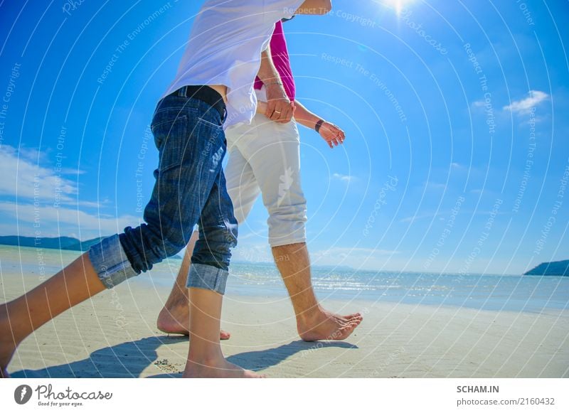 Die glücklichste Kindheit: Vater und Sohn spazieren am tropischen Strand Lifestyle Freude Ferien & Urlaub & Reisen Sonne Meer Insel Mensch maskulin Beine Fuß 2