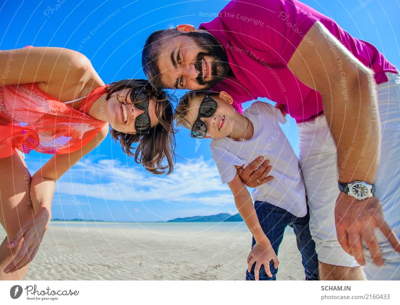 Die glücklichste Kindheit: Vater, Mutter und Sohn amüsieren sich am tropischen Strand Lifestyle Freude Spielen Sommer Meer Insel Landschaft Sonnenbrille