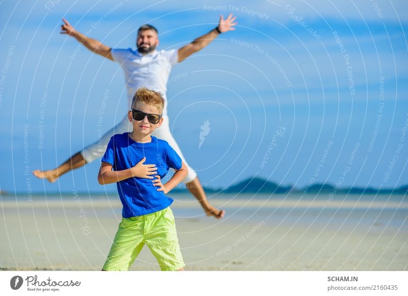 Glückliche Vater und Sohn am tropischen Strand, lachen und genießen die Zeit zusammen Lifestyle Freude Spielen Sommer Meer Insel Kindheit Landschaft